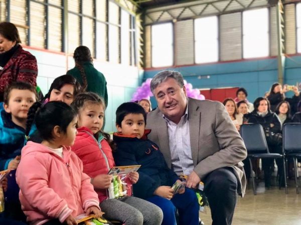 entrega de RINJU (Rinc&oacute;n de Juego), para alumnos de PreKinder de varias establecimientos de la comuna.