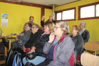 Adultos mayores participan en capacitación y reciben artículos de primera necesidad